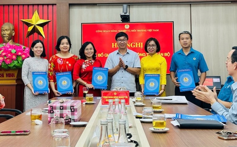Mr. Nguyen Ha Xuyen - Head of the Vietnam Agricultural and Environment Trade Union Agency (3rd from right) presented the Decision to establish the Trade Union Working Committee. Photo: CDN