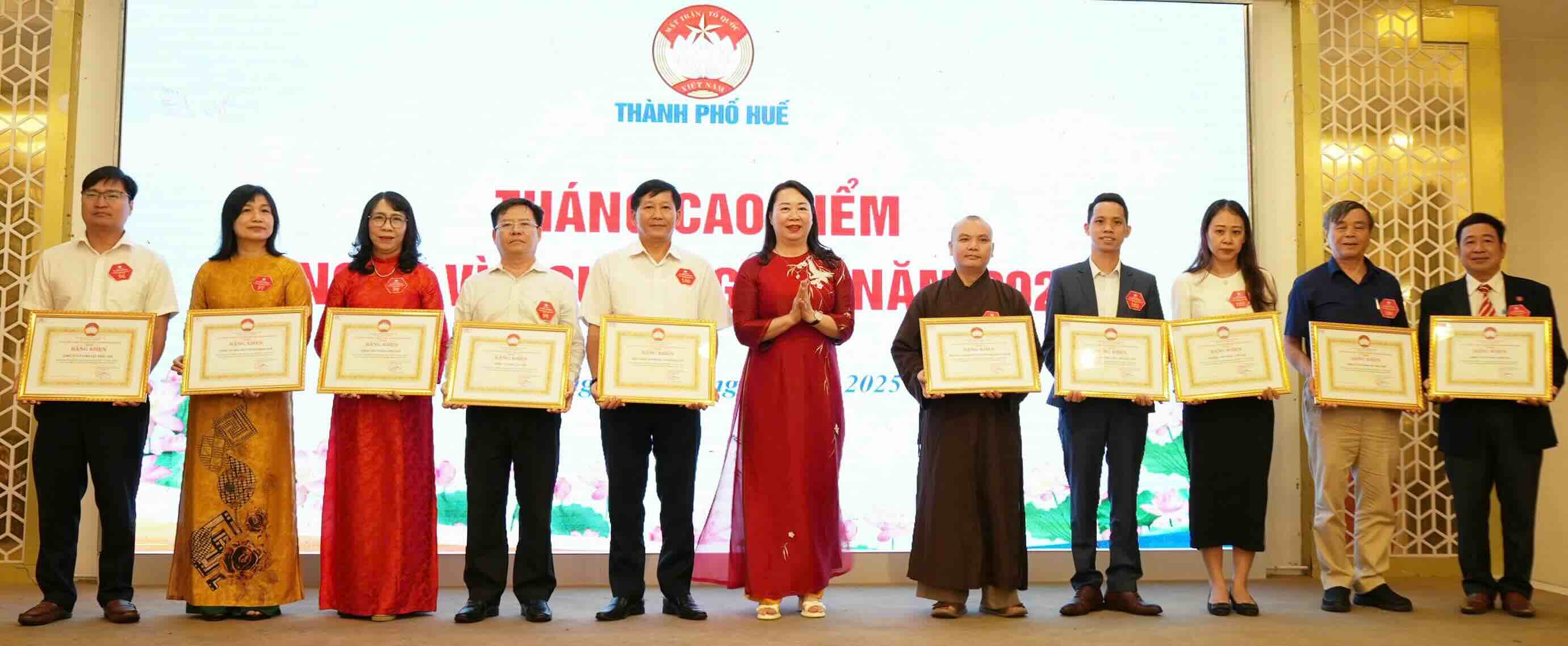 HueWACO vinh du duoc tang Bang khen vi da co thanh tich xuat sac trong cong tac ung ho Quy “Vi Nguoi ngheo” va cac hoat dong an sinh xa hoi tren dia ban TP Hue nam 2024. Anh: Ha My.