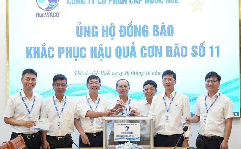 HueWACO's leadership launched a campaign to support people to overcome the consequences of storm No. 11. Photo: Ha My.