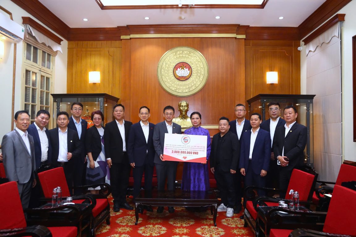 Ba Ha Thi Nga - Uy vien Trung uong Dang, Pho Chu tich Uy ban Trung uong MTTQ Viet Nam tiep nhan tu Hiep Hoi doanh nghiep Trung Quoc tai Viet Nam. Anh: Minh Hien