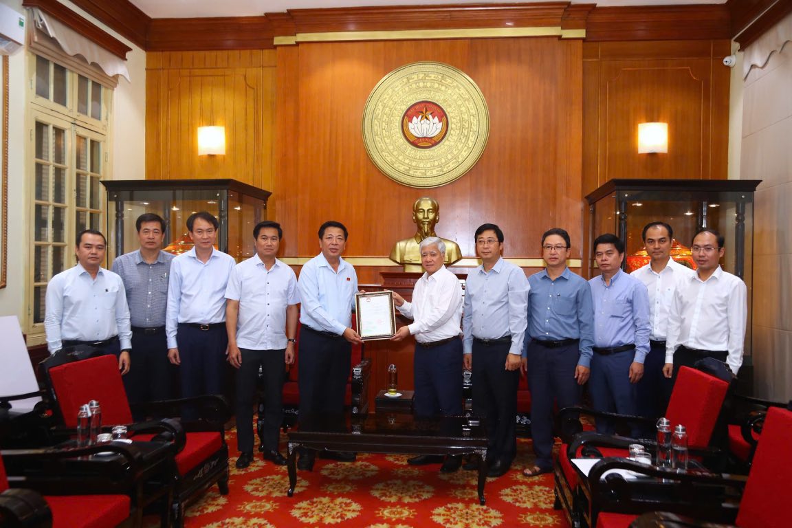 베트남 조국전선 중앙위원회 위원장 Do Van Chien이 건설부로부터 기부금을 받고 있습니다. 사진: Huong Diep