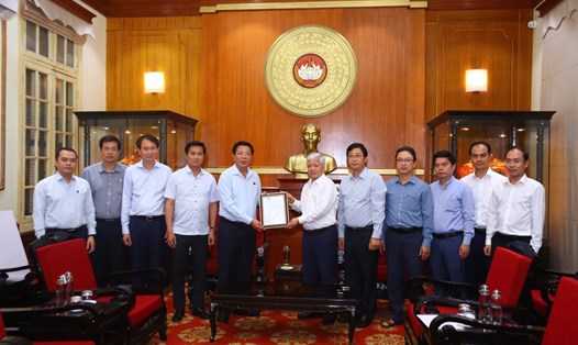Chủ tịch Ủy ban Trung ương MTTQ Việt Nam Đỗ Văn Chiến tiếp nhận số tiền ủng hộ từ Bộ Xây dựng. Ảnh: Hương Diệp