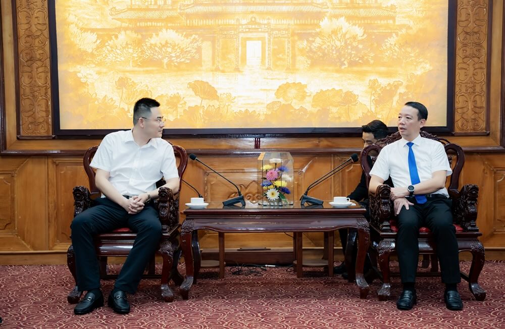 Phan Thien Dinh 후에시 인민위원회 위원장(오른쪽)이 Jin Zhang, Donghai Airlines 국제 항공 운영 센터 소장과 후에 - 선전 노선 개설에 대해 논의하고 있습니다. 사진: N. Minh.