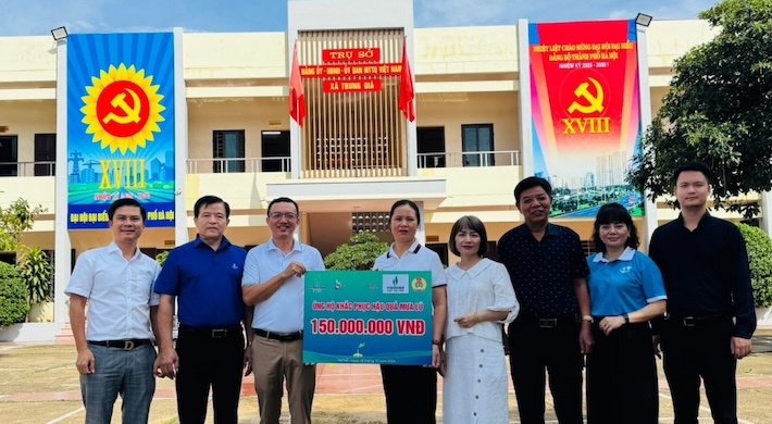 PVEP Trade Union presented support to the people of Trung Gia commune to overcome the consequences of storms and floods. Photo: CDP
