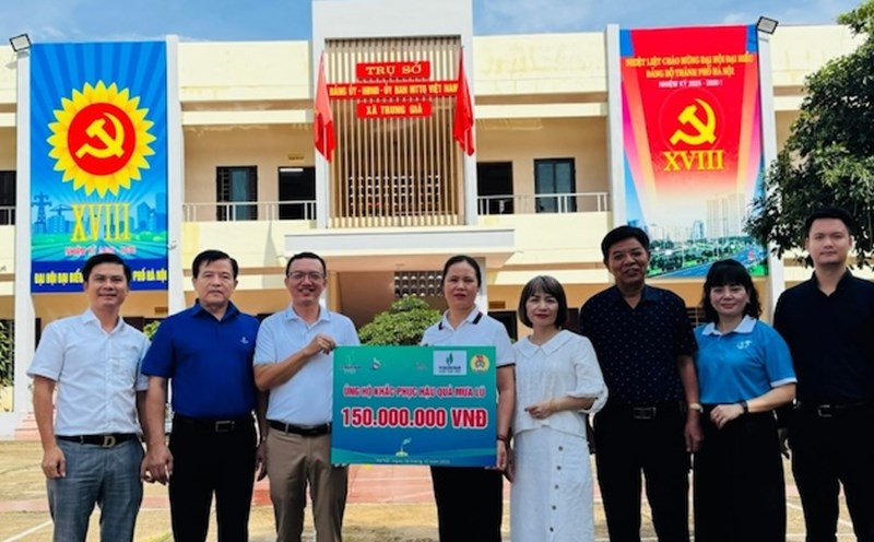 PVEP Trade Union presented support to the people of Trung Gia commune to overcome the consequences of storms and floods. Photo: CDP