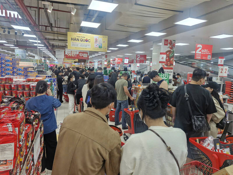 나이남 거리(다낭)의 슈퍼마켓은 계산을 위해 줄을 선 사람들로 북적입니다. 사진: Thu Giang