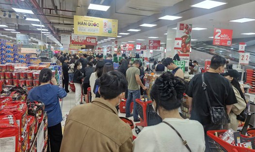 Siêu thị trên đường Nại Nam (Đà Nẵng) đông nghịt người dân xếp hàng thanh toán. Ảnh: Thu Giang