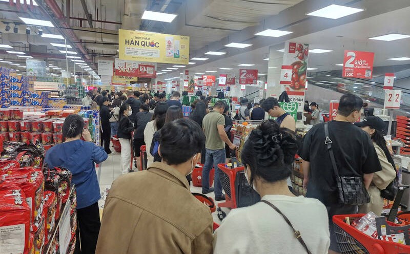 The supermarket on Nai Nam Street (Da Nang) is crowded with people lining up to pay. Photo: Thu Giang
