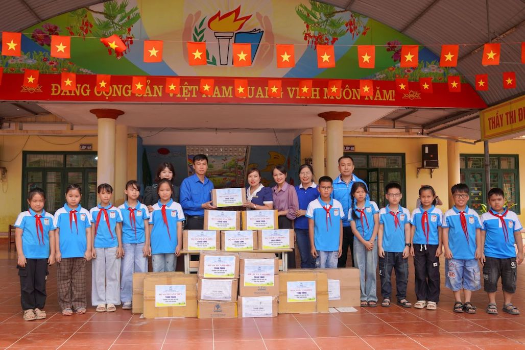 Dai dien cong ty VEPIC trao tang truc tiep sach giao khoa ho tro hoc sinh tai Truong Tieu hoc Nui Voi. Anh: Van Cuong