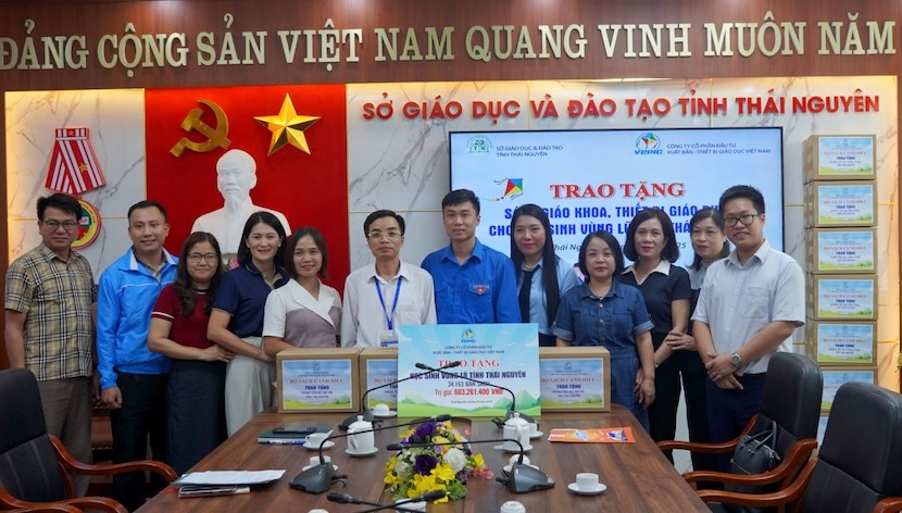 Cong ty VEPIC trao tang hon 34.000 cuon sach den hoc sinh vung lu tinh Thai Nguyen. Anh: Van Cuong