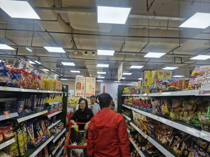 Instead of having to queue up to buy by themselves, many people living in Da Nang City have used the service of going to the supermarket to buy food before storm No. 12. Photo: Thu Giang