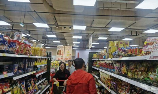 Thay vì tự đi mua sẽ phải xếp hàng, nhiều người dân sinh sống trên địa bàn TP Đà Nẵng đã sử dụng dịch vụ đi chợ hộ để mua thực phẩm trước bão số 12. Ảnh: Thu Giang