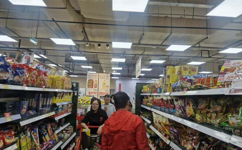 Instead of having to queue up to buy by themselves, many people living in Da Nang City have used the service of going to the supermarket to buy food before storm No. 12. Photo: Thu Giang