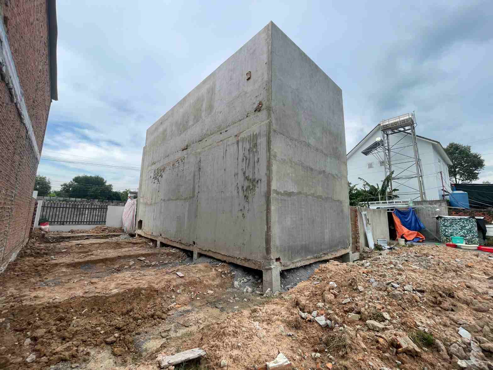 호치민시에서 다른 사람의 땅에 잘못 지어진 집이 제 위치로 옮겨졌습니다. 사진: Dinh Trong