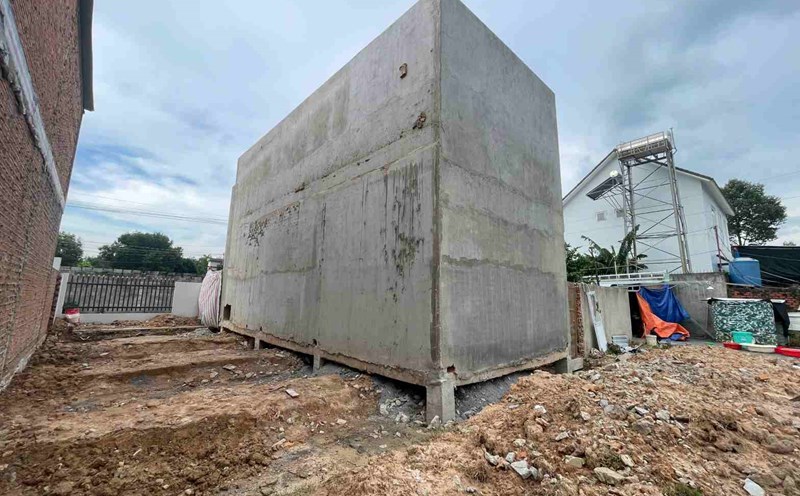 La casa construida por error en la tierra de otra persona en Ciudad Ho Chi Minh ha sido trasladada a su ubicacion correcta. Foto: Dinh Trong