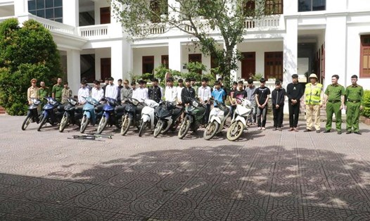 Các đối tượng gây rối trật tự công cộng bị triệu tập, bắt giữ. Ảnh: Ngọc Anh