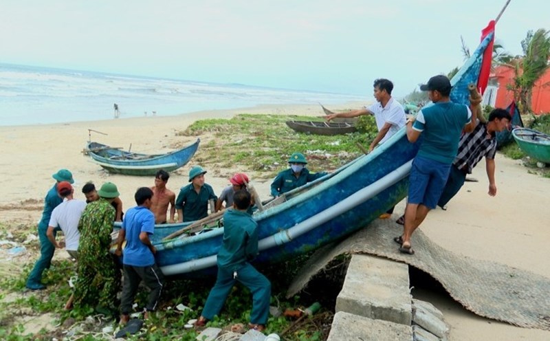 The authorities of Quang Phu ward, Da Nang help people anchor their boats and tie up their houses to safety against storm No. 12. Photo: Nguyen Hoang