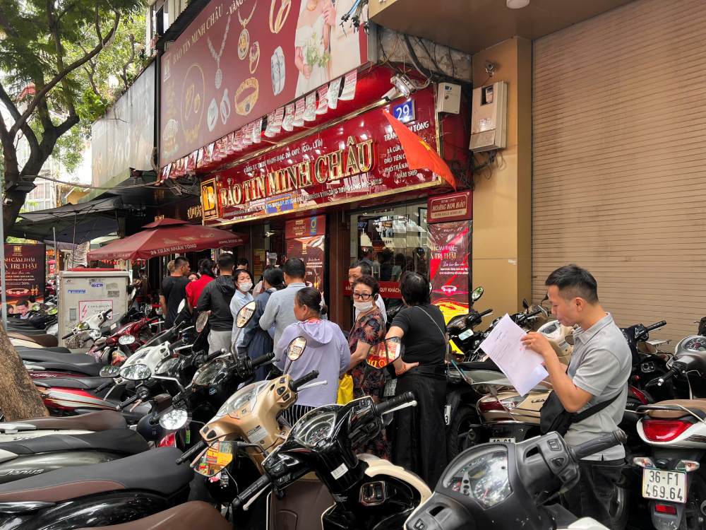 Hang dai nguoi xep hang mua vang truoc cua hang Bao Tin Minh Chau tren pho Tran Nhan Tong, Ha Noi. Anh: PV