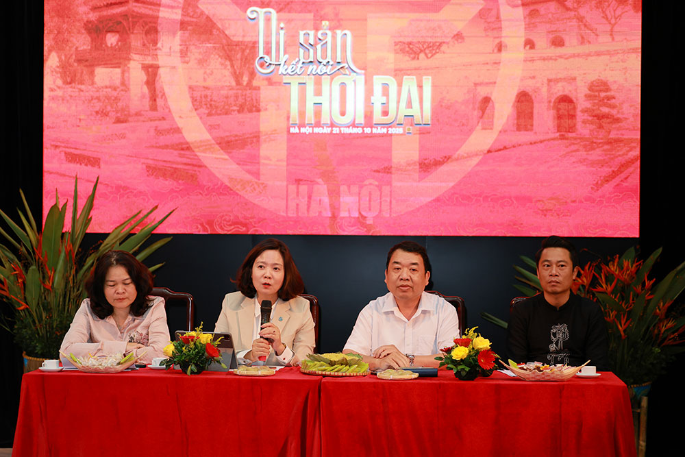 Le Thi Anh Mai subdirectora del Departamento de Cultura y Deportes de Hanoi informa sobre el Festival Thang Long - Hanoi 2025. Foto: Y Yen