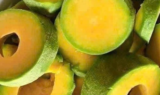 Bơ ăn kèm rau xanh và bánh mì nguyên cám giúp giảm mỡ nội tạng. Ảnh: Kiều Vũ.