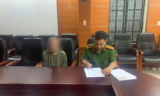Cán bộ Công an phường Việt Yên làm việc với đối tượng Ph. Ảnh: Công an Bắc Ninh