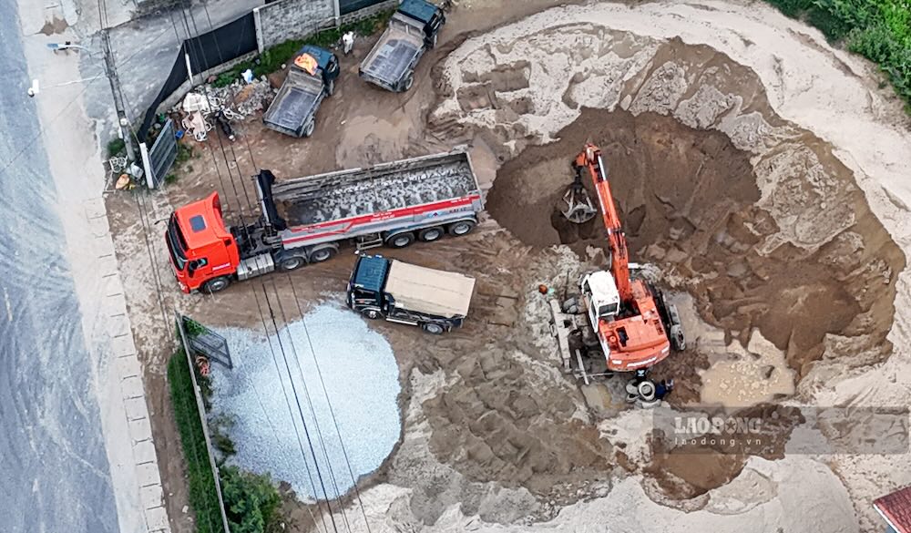 Một bãi tập kết cát trái phép ở trung tâm TP Huế với các phương tiện có tải trọng lớn vào ra liên tục. Ảnh: PV