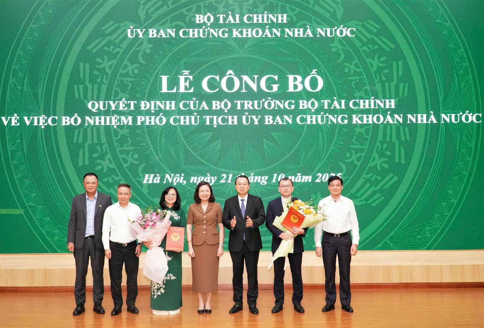 Thu truong Bo Tai chinh Nguyen Duc Chi trao quyet dinh cho hai tan Pho chu tich UBCKNN. Anh: UBCKNN