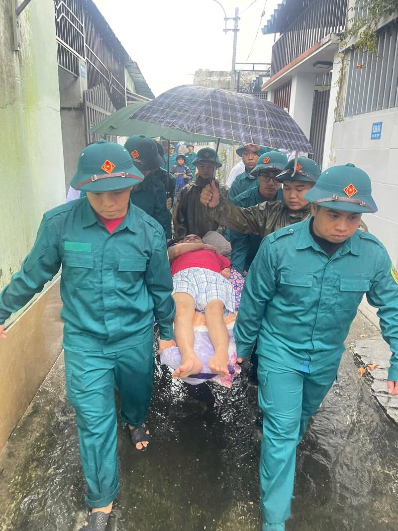 Luc luong chuc nang phuong Hoa Khanh, Da Nang dua nguoi gia yeu, benh tat den noi an toan, de phong ngap lut. Anh: Hoa Khanh
