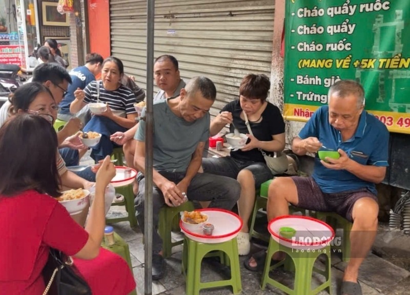 Dieu niu chan nhung vi khach quen vua la huong vi than thuoc, xua cu, vua la nguoi chu quan hien hau va gan gui. Ảnh: Tuong Vy