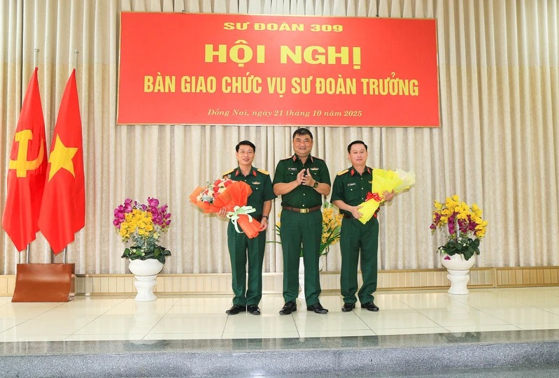 Thieu tuong Le Xuan The - Tu lenh Quan khu tang hoa chuc mung Dai ta Phung The Hung va Dai ta Huynh Viet Tam. Anh: Quan khu 7