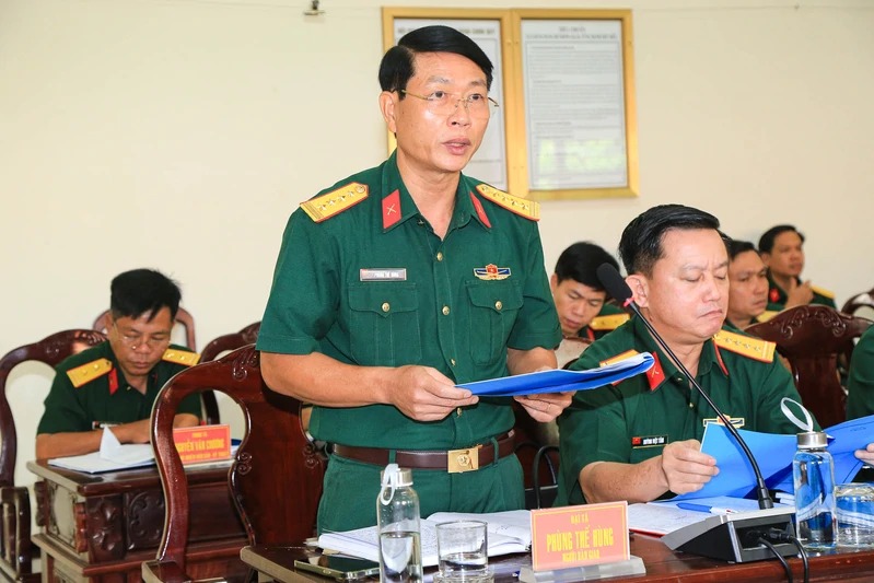 Dai ta Phung The Hung - nguyen Su doan truong Su doan 309 thong qua bien ban ban giao. Anh: Quan khu 7