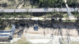 Landslides sau into the coast of Quang Tri province, threatening coastal residential areas. Photo: Cong Sang