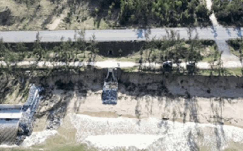 Landslides sau into the coast of Quang Tri province, threatening coastal residential areas. Photo: Cong Sang