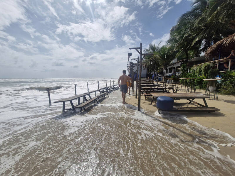 Da Nang Sea before storm No. 12 Fengshen makes landfall. Photo: Thu Giang