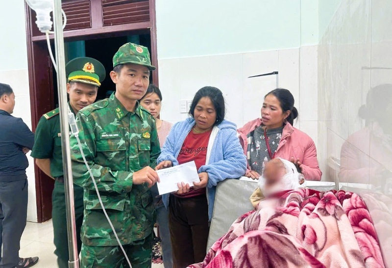 当局はダナンのフンソン村を訪れ、野生クマに襲われた被害者に初期支援を提供した。写真：ホン・アン