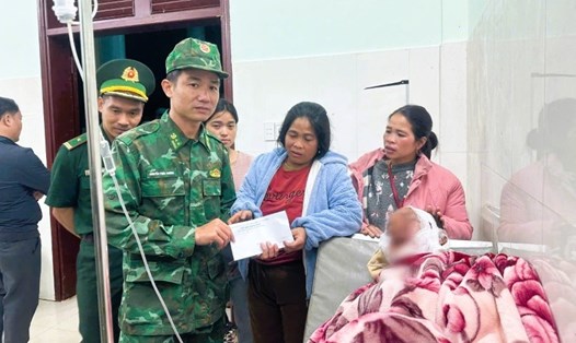 Lực lượng chức năng thăm hỏi, hỗ trợ ban đầu cho nạn nhân bị gấu rừng tấn công ở xã Hùng Sơn, Đà Nẵng. Ảnh: Hồng Anh
