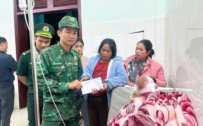 The authorities visited and provided initial support to the victim attacked by a wild bear in Hung Son commune, Da Nang. Photo: Hong Anh