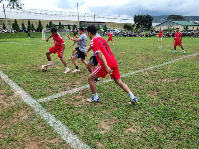 The Trade Union of Dalat Hasfarm Company Limited organized a football tournament to celebrate the Trade Union Congress for the 2025-2030 term and celebrate Vietnamese Women's Day. Photo: Duc Lam