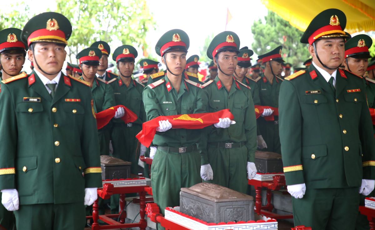 Thu Quoc ky, chuan bi cho le an tang cac hai cot liet si. Anh: Hung Tho
