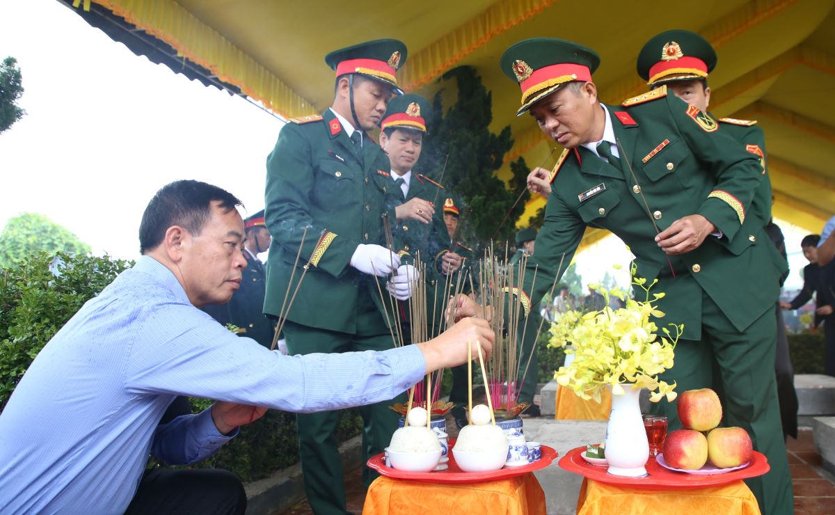 Ong Nguyen Dang Quang - Pho Bi thu Tinh uy Quang Tri (trai anh) cung cac dai bieu dang huong len cac phan mo liet si. Anh: Hung Tho