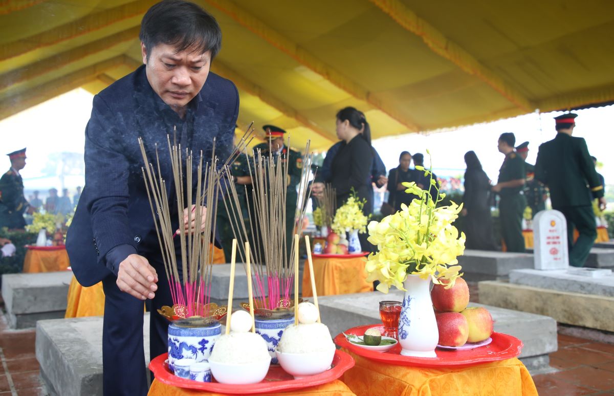 Ong Nguyen Khanh Vu - Bi thu phuong Quang Tri dang huong len phan mo liet si vua duoc an tang. Anh: Hung Tho