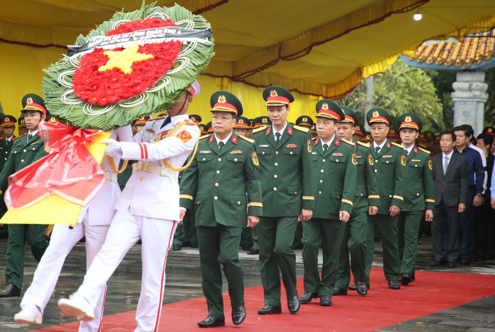 Dai bieu Bo Tu lenh Quan khu 4 dang hoa. Anh: Hung Tho
