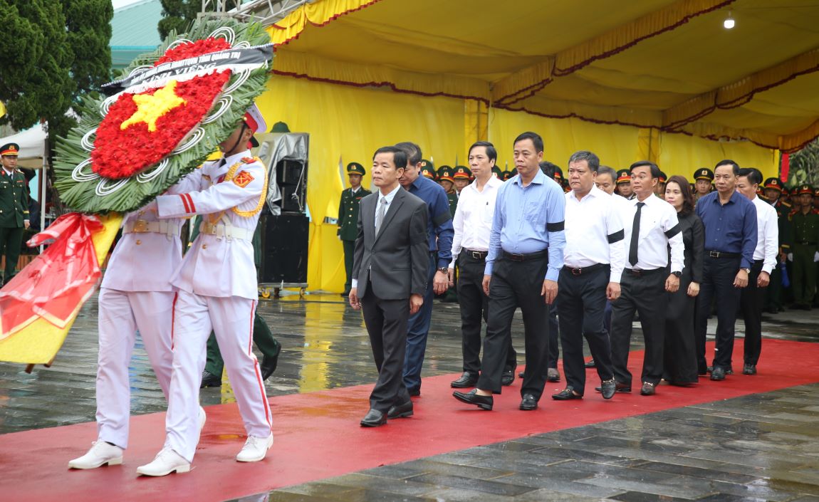 Lanh dao Tinh uy, Hoi dong nhan dan, Uy ban nhan dan, Uy Ban Mat tran To quoc Viet Nam tinh Quang Tri dang hoa. Anh: Hung Tho