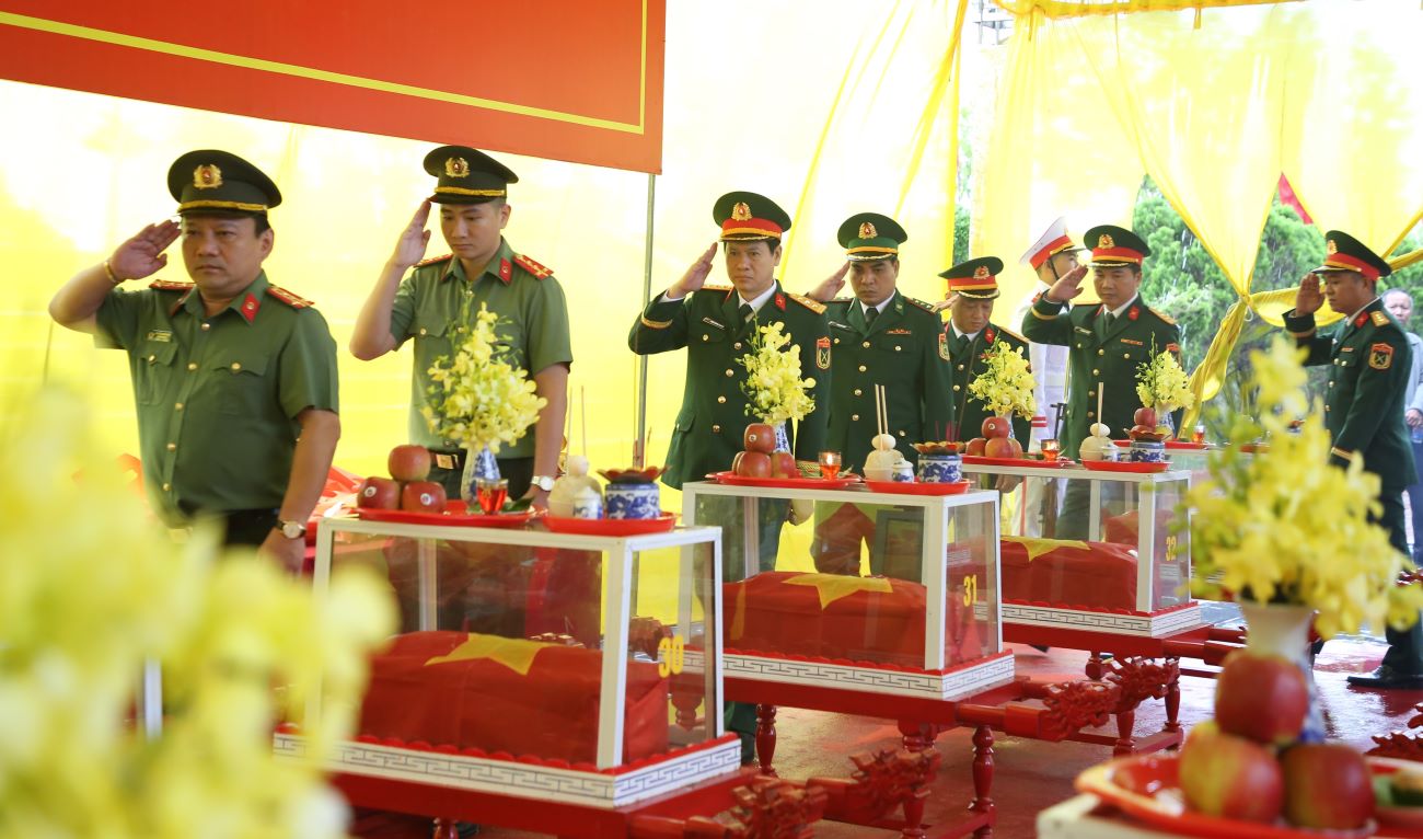 conducted a farewell to the heroic martyrs. Photo: Hung Tho