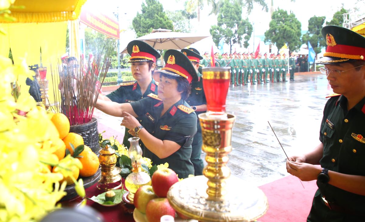 Dai bieu Dien anh Quan doi Nhan dan dang huong. Anh: Hung Tho
