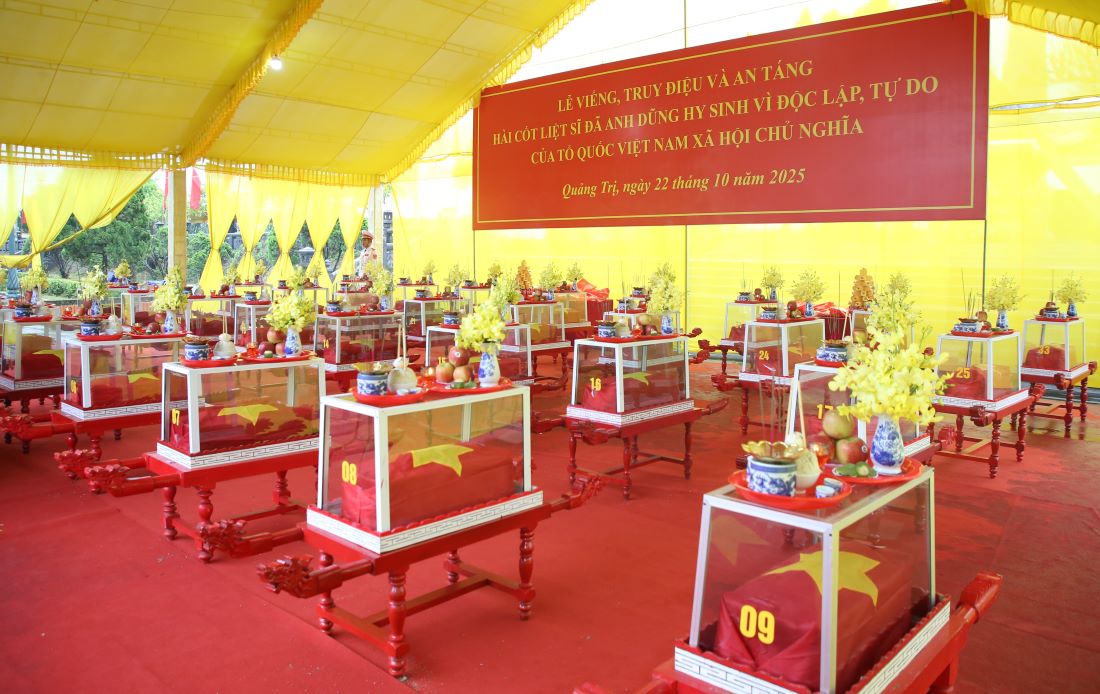 Le truy dieu 34 hai cot liet si duoc to chuc trong khuon vien Nghia trang liet si phuong Quang Tri. Anh: Hung Tho
