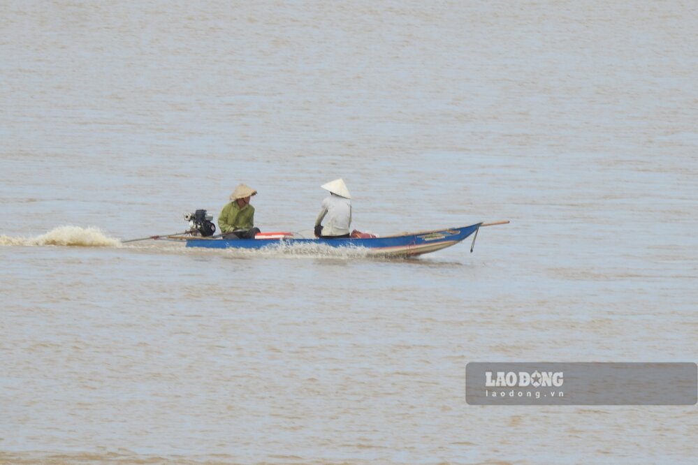 Muc nuoc song on dinh khien viec di lai tren song duoc an toan hon. Anh: To Cong.