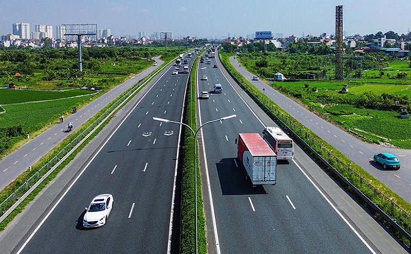 Absolutely do not do things after driving at high speed. Photo: Viet Quang