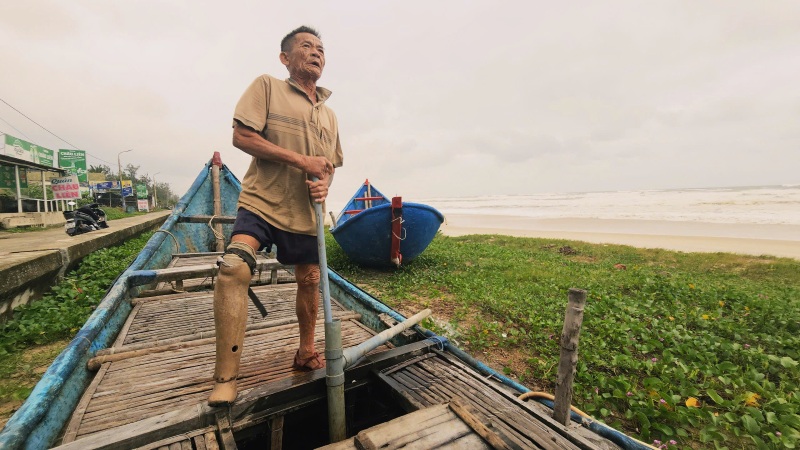Fishermen in Tam Thanh fishing village, Da Nang hurriedly fled storm No. 12 before making landfall. Photo: Hoang Bin