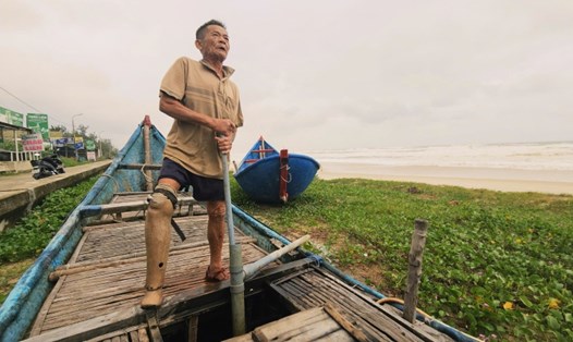Ngư dân làng chài Tam Thanh, Đà Nẵng hối hả chạy bão số 12 trước giờ đổ bộ vào đất liền. Ảnh: Hoàng Bin